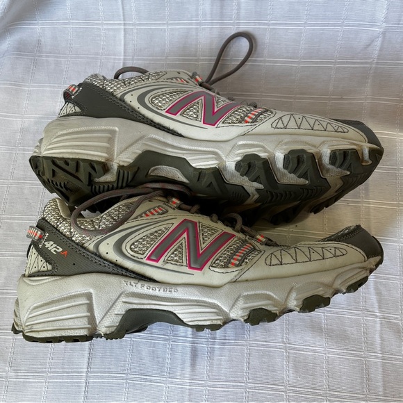 New Balance Gray and Pink Trail Sneakers Women's 9 Outdoor Hiking Running - Picture 8 of 14